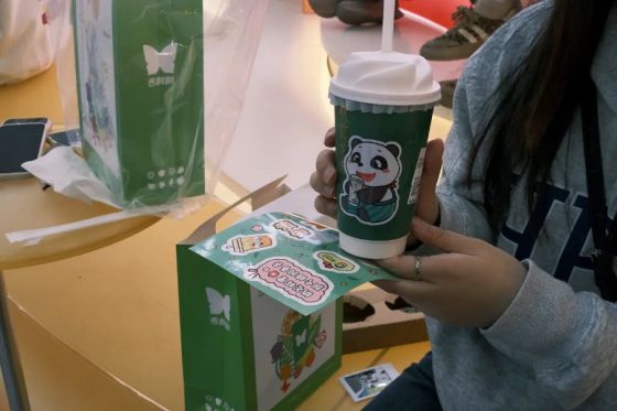 牵手成功！和香飘飘茶饮店里的新「帅哥」